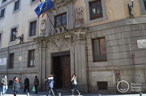 Una Discipula Entra En El Colegio Imperial