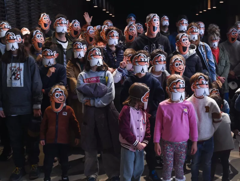 adultos y niños disfrutando en la feria del cómic en Madrid