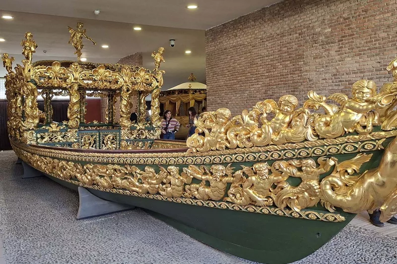 museo de falúas durante la visita guiada del tren de la fresa