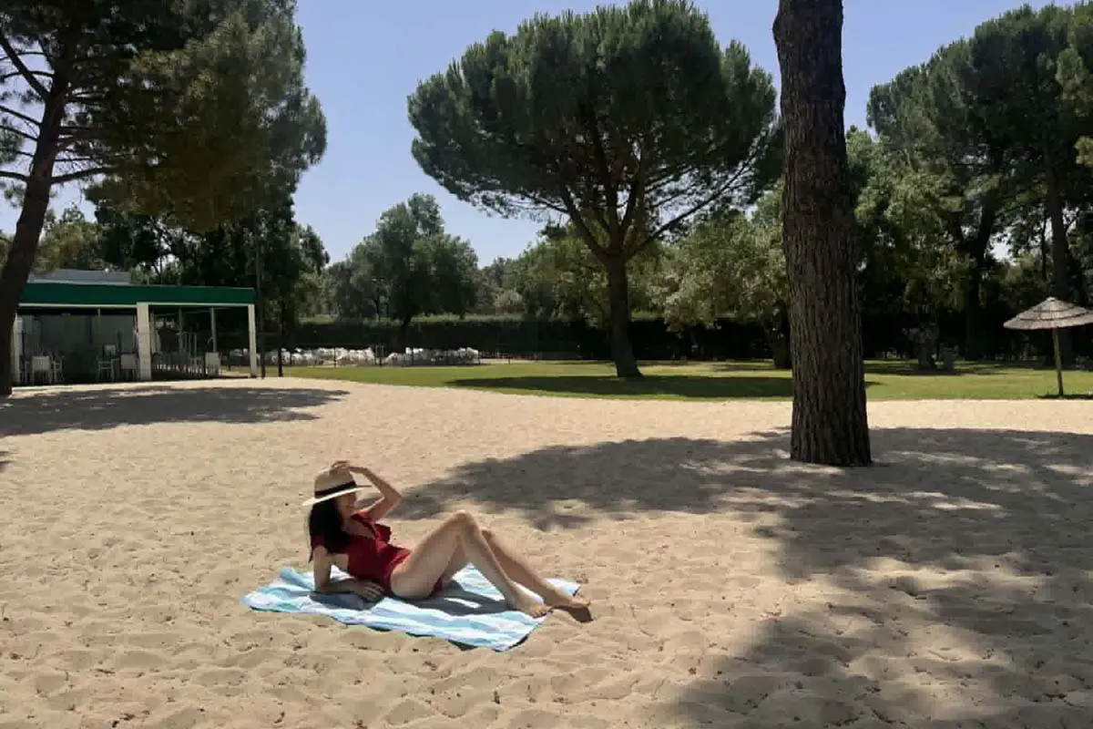 piscina boadilla del monte con arena de playa
