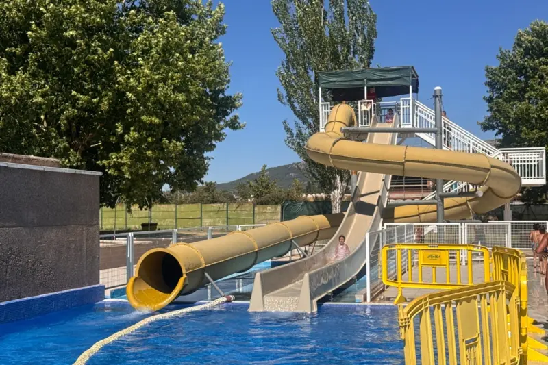 ¿Es una buena piscina para ir con niños? Sí. De hecho, probablemente sea uno de los públicos que más la disfrutan. Los más pequeños tienen: Piscina poco profunda. Toboganes. Juegos de agua. Chorros. Mucho espacio para correr y jugar. piscina con toboganes Madrid - piscina con toboganes Villalba